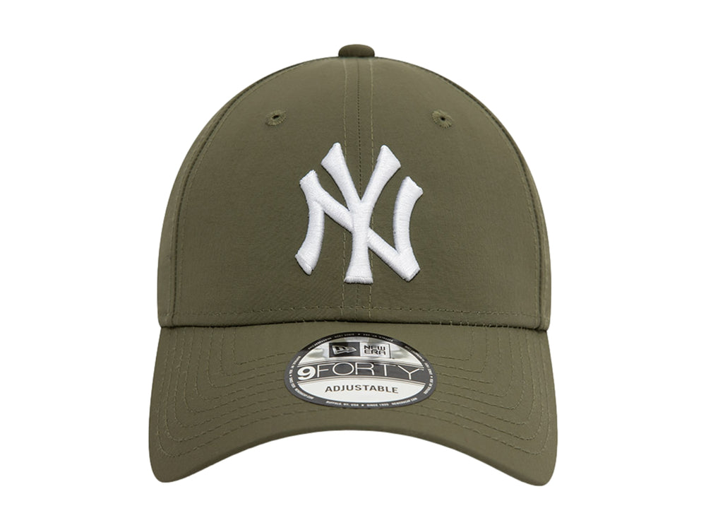 Gorra de béisbol New Era color verde con logotipo NY bordado en blanco.