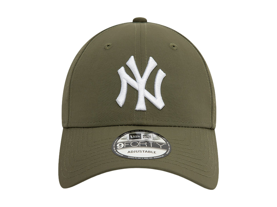 Gorra de béisbol New Era color verde con logotipo NY bordado en blanco.