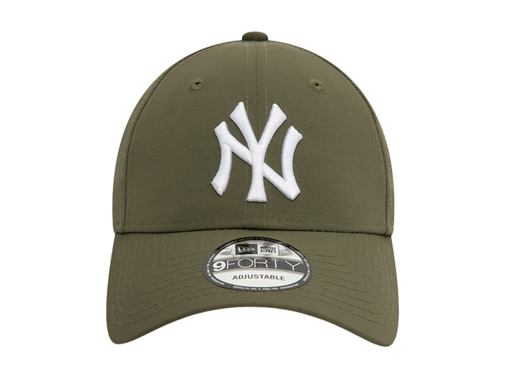 Gorra de béisbol New Era color verde con logotipo NY bordado en blanco.