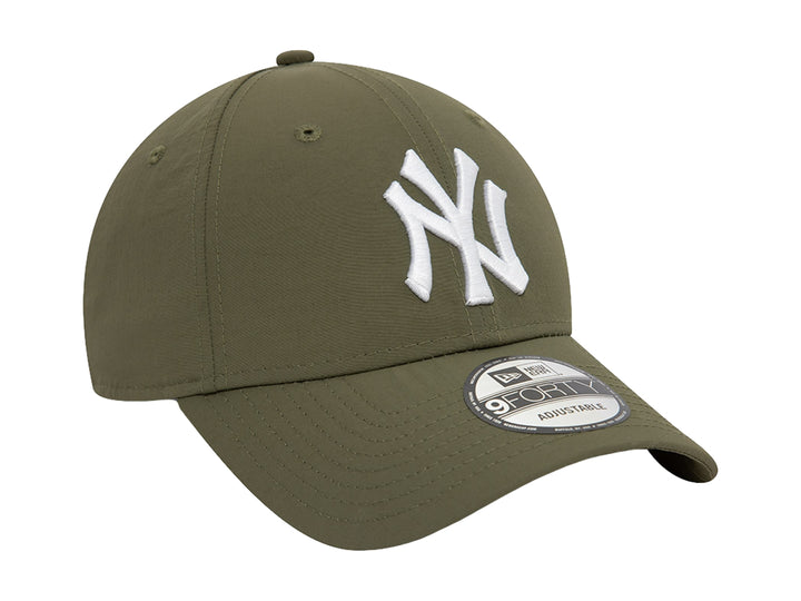 Gorra de béisbol New Era color verde con logotipo NY bordado en blanco.