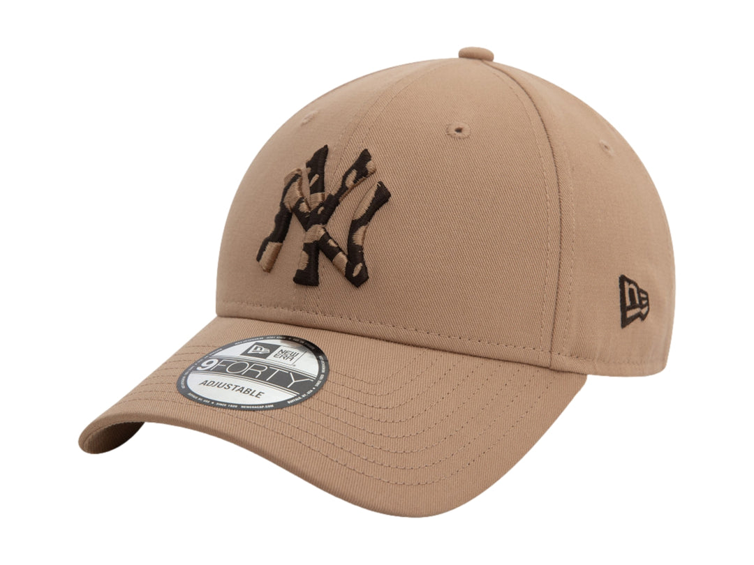 Gorra New Era color beige con logotipo de los New York Yankees bordado en el frente y visera curva.