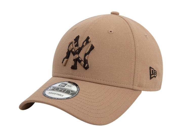Gorra New Era color beige con logotipo de los New York Yankees bordado en el frente y visera curva.