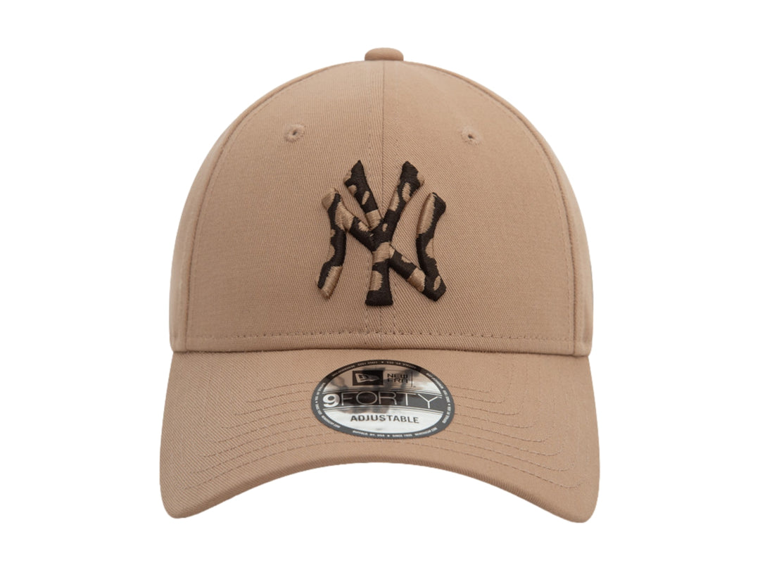 Gorra New Era color beige con logotipo de los New York Yankees bordado en el frente y visera curva.
