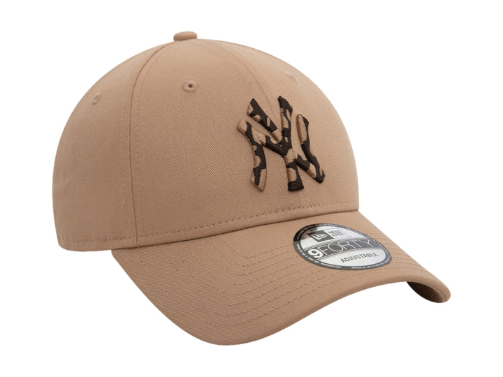 Gorra New Era color beige con logotipo de los New York Yankees bordado en el frente y visera curva.