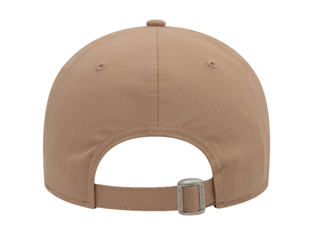 Gorra New Era color beige con logotipo de los New York Yankees bordado en el frente y visera curva.