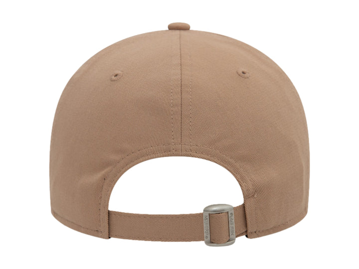 Gorra New Era color beige con logotipo de los New York Yankees bordado en el frente y visera curva.