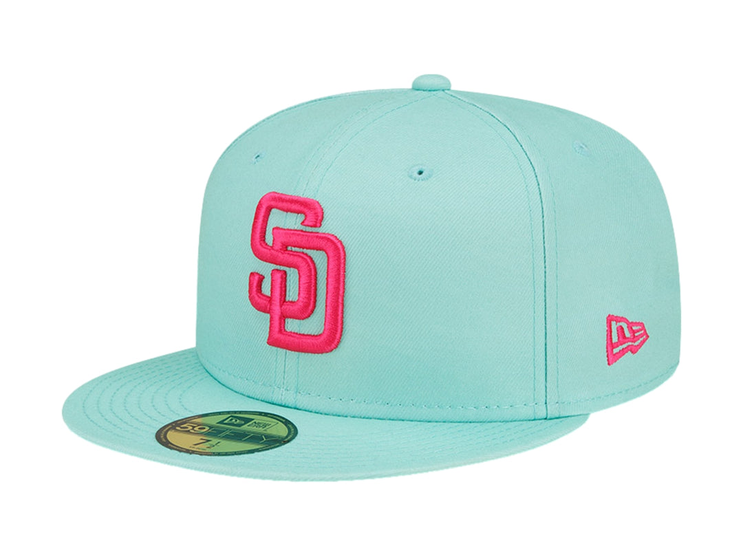 Gorra de béisbol New Era color celeste con logotipo bordado en rosa y visera plana.