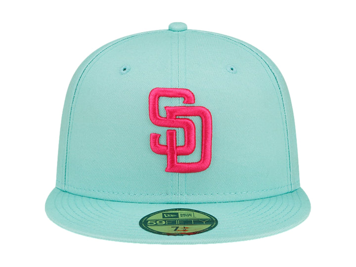 Gorra de béisbol New Era color celeste con logotipo bordado en rosa y visera plana.