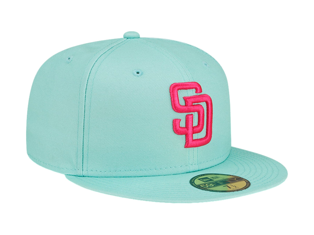 Gorra de béisbol New Era color celeste con logotipo bordado en rosa y visera plana.