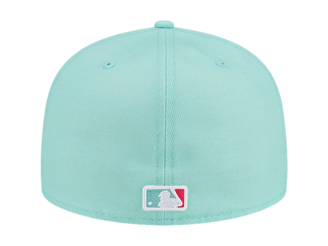 Gorra de béisbol New Era color celeste con logotipo bordado en rosa y visera plana.