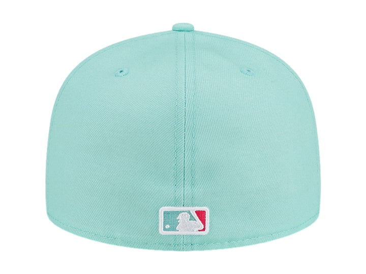 Gorra de béisbol New Era color celeste con logotipo bordado en rosa y visera plana.
