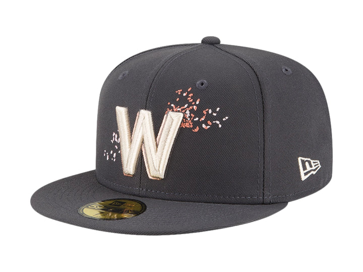 Gorra New Era color navy con visera plana y letra W bordada en blanco en el frente.