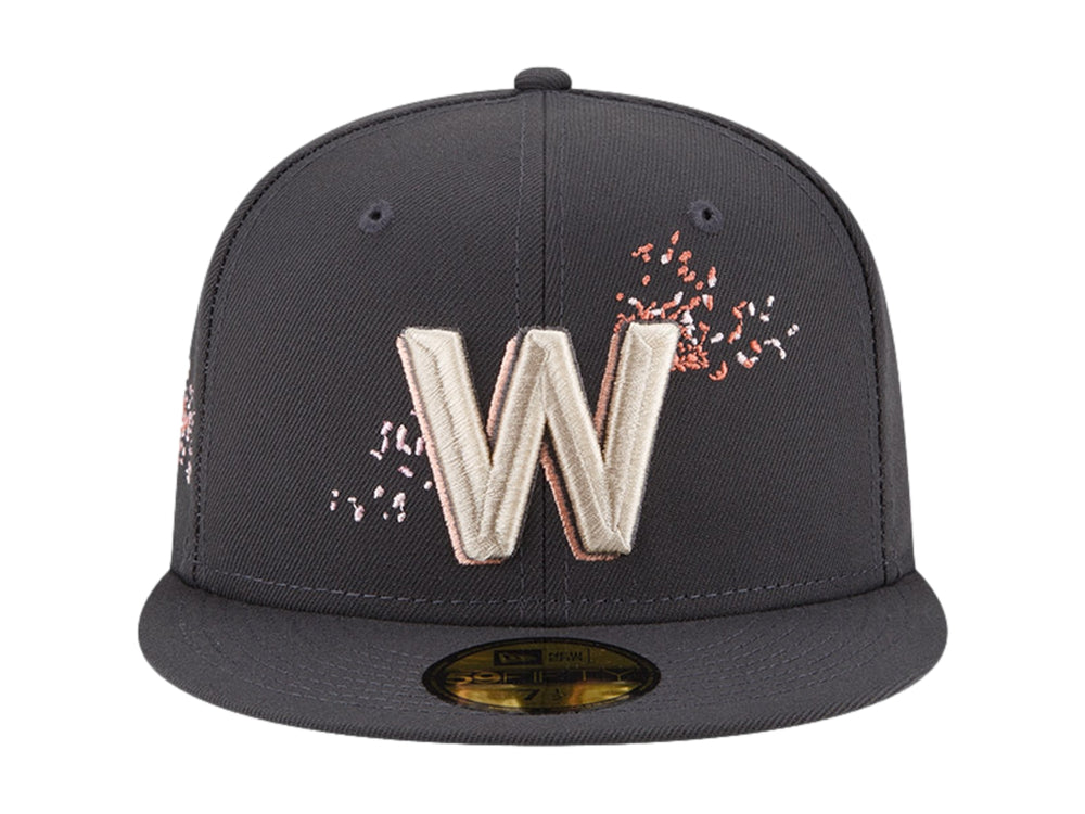 Gorra New Era color navy con visera plana y letra W bordada en blanco en el frente.