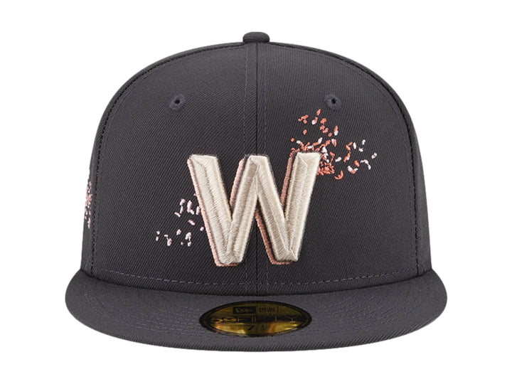 Gorra New Era color navy con visera plana y letra W bordada en blanco en el frente.