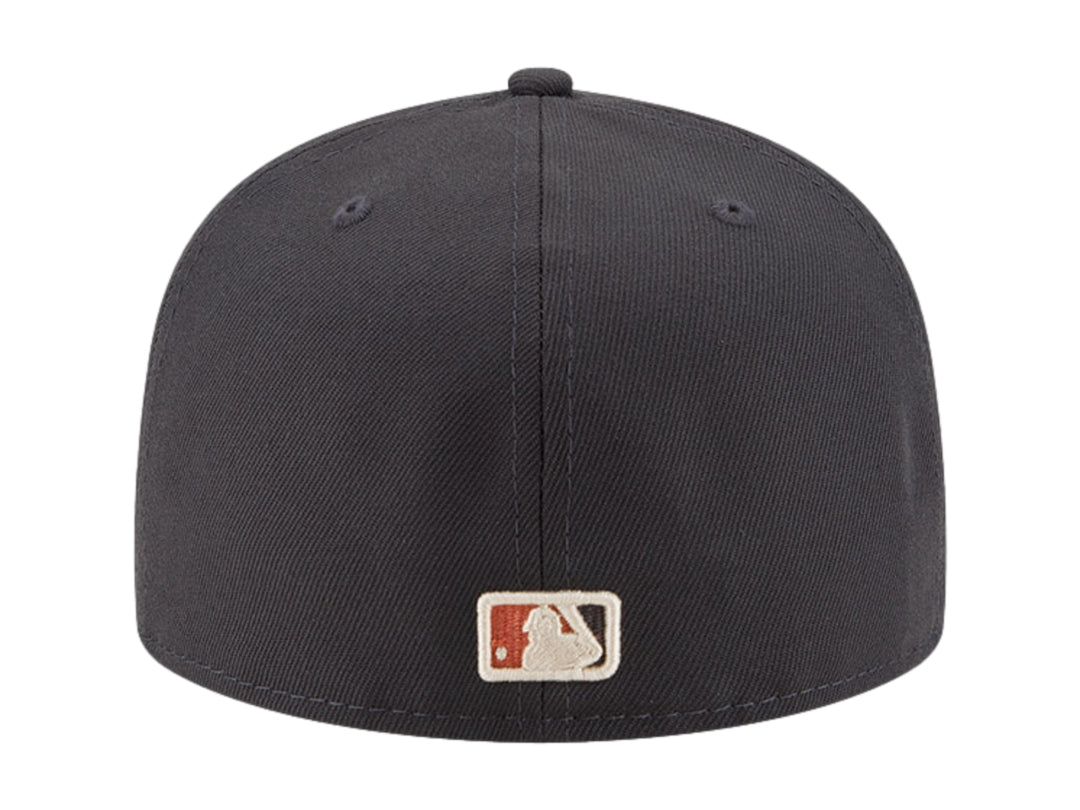 Gorra New Era color navy con visera plana y letra W bordada en blanco en el frente.