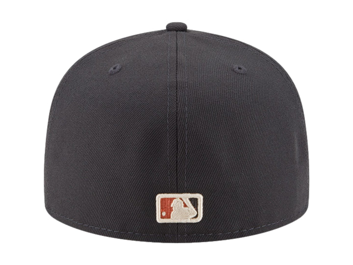 Gorra New Era color navy con visera plana y letra W bordada en blanco en el frente.