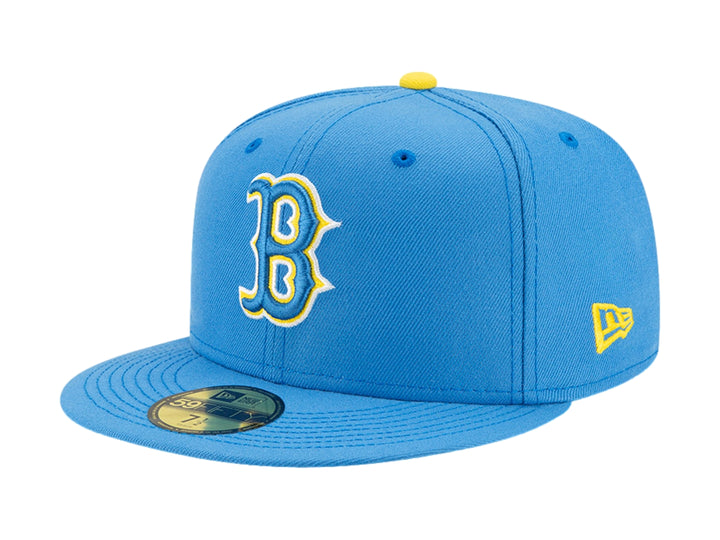 Gorra New Era azul con visera plana y logotipo bordado en amarillo y blanco al frente.