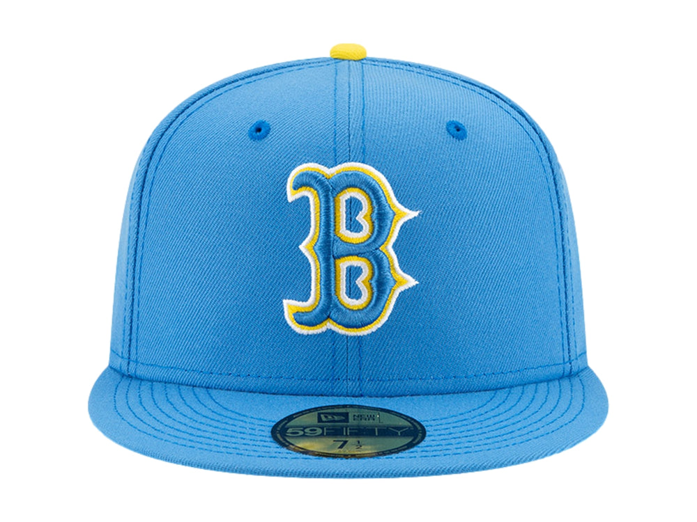 Gorra New Era azul con visera plana y logotipo bordado en amarillo y blanco al frente.