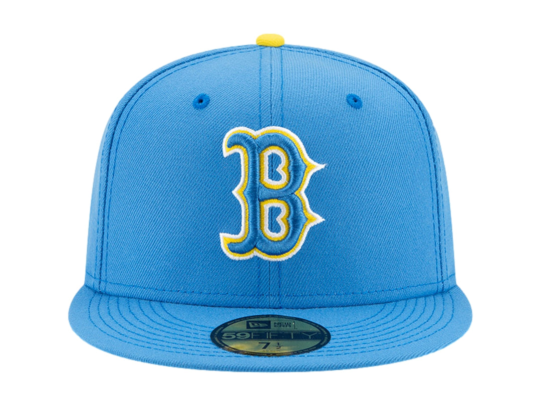 Gorra New Era azul con visera plana y logotipo bordado en amarillo y blanco al frente.