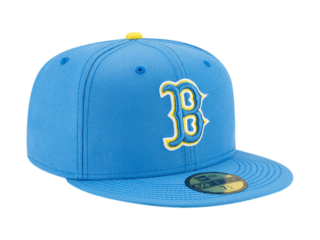 Gorra New Era azul con visera plana y logotipo bordado en amarillo y blanco al frente.