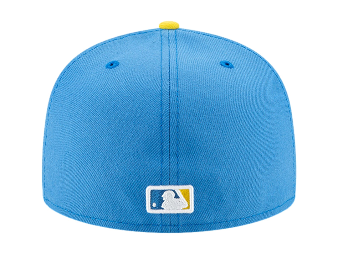 Gorra New Era azul con visera plana y logotipo bordado en amarillo y blanco al frente.