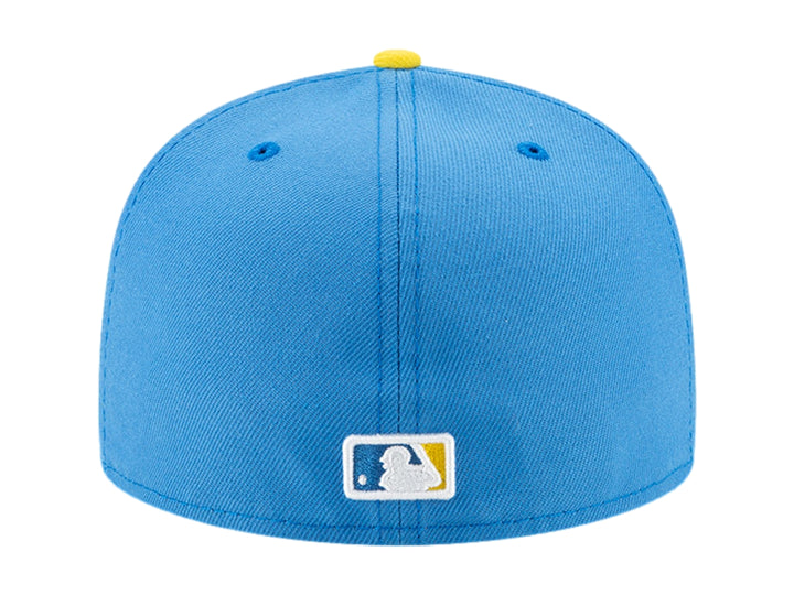 Gorra New Era azul con visera plana y logotipo bordado en amarillo y blanco al frente.