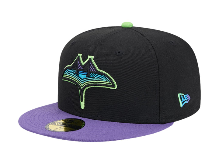 Gorra New Era negra con visera morada y detalles en verde neón, incluyendo un logotipo bordado frontal.