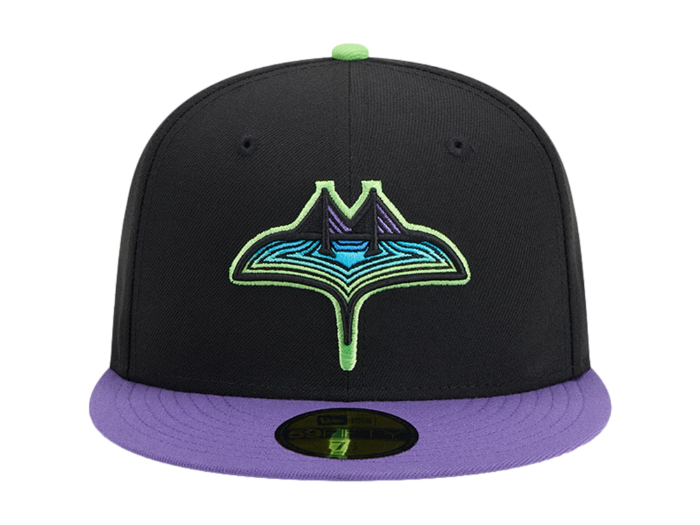 Gorra New Era negra con visera morada y detalles en verde neón, incluyendo un logotipo bordado frontal.