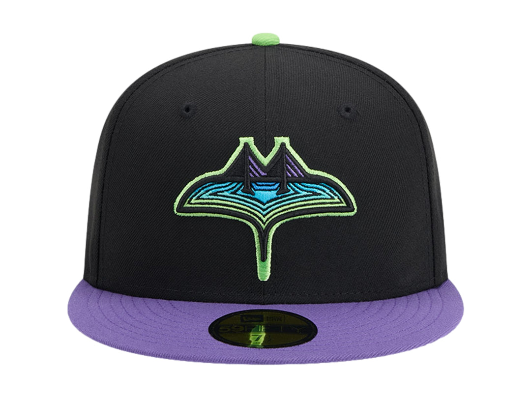 Gorra New Era negra con visera morada y detalles en verde neón, incluyendo un logotipo bordado frontal.