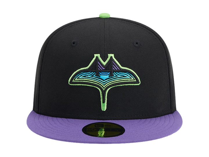 Gorra New Era negra con visera morada y detalles en verde neón, incluyendo un logotipo bordado frontal.