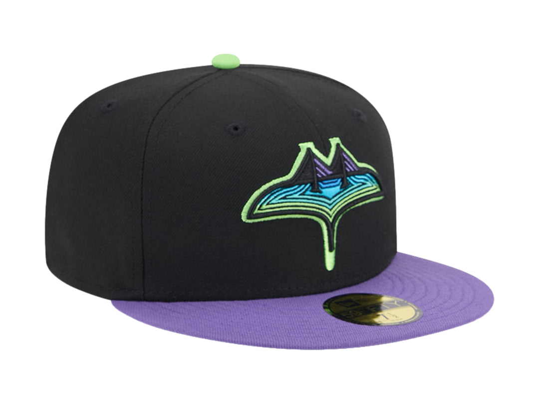 Gorra New Era negra con visera morada y detalles en verde neón, incluyendo un logotipo bordado frontal.