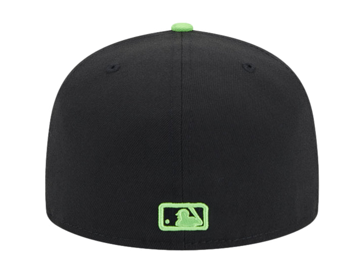 Gorra New Era negra con visera morada y detalles en verde neón, incluyendo un logotipo bordado frontal.