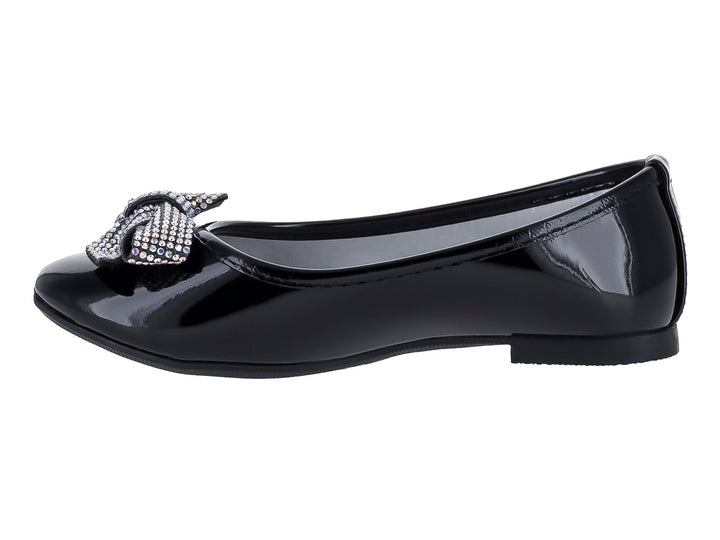 Zapato plano color negro brillante con un moño decorativo plateado en la punta.