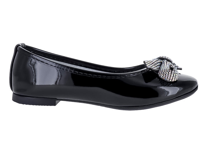 Zapato plano negro de charol brillante con un moño decorativo plateado en la punta.