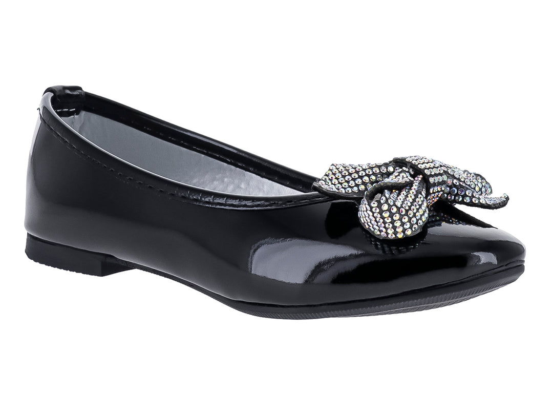 Zapato plano negro de charol brillante con un moño decorativo plateado en la punta.
