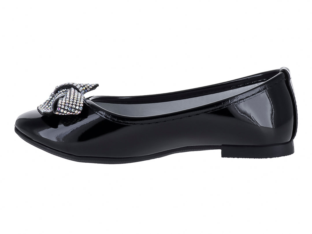 Zapato plano negro de charol brillante con un moño decorativo plateado en la punta.