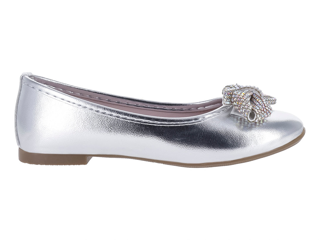 Zapato plano color plata metálico con un moño decorativo brillante en la punta.