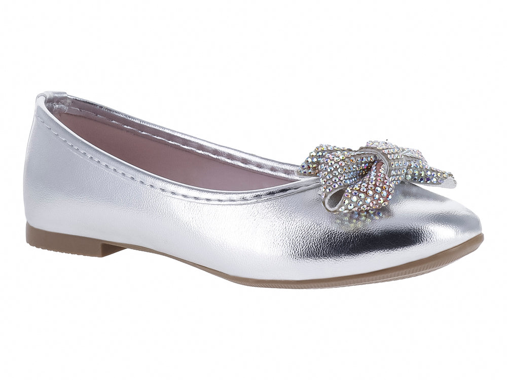Zapato plano color plata metálico con un moño decorativo brillante en la punta.