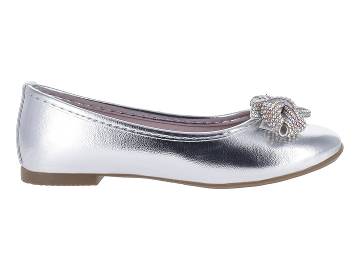 Zapato plano tipo balerina color plata metálico con moño decorativo brillante en la punta.