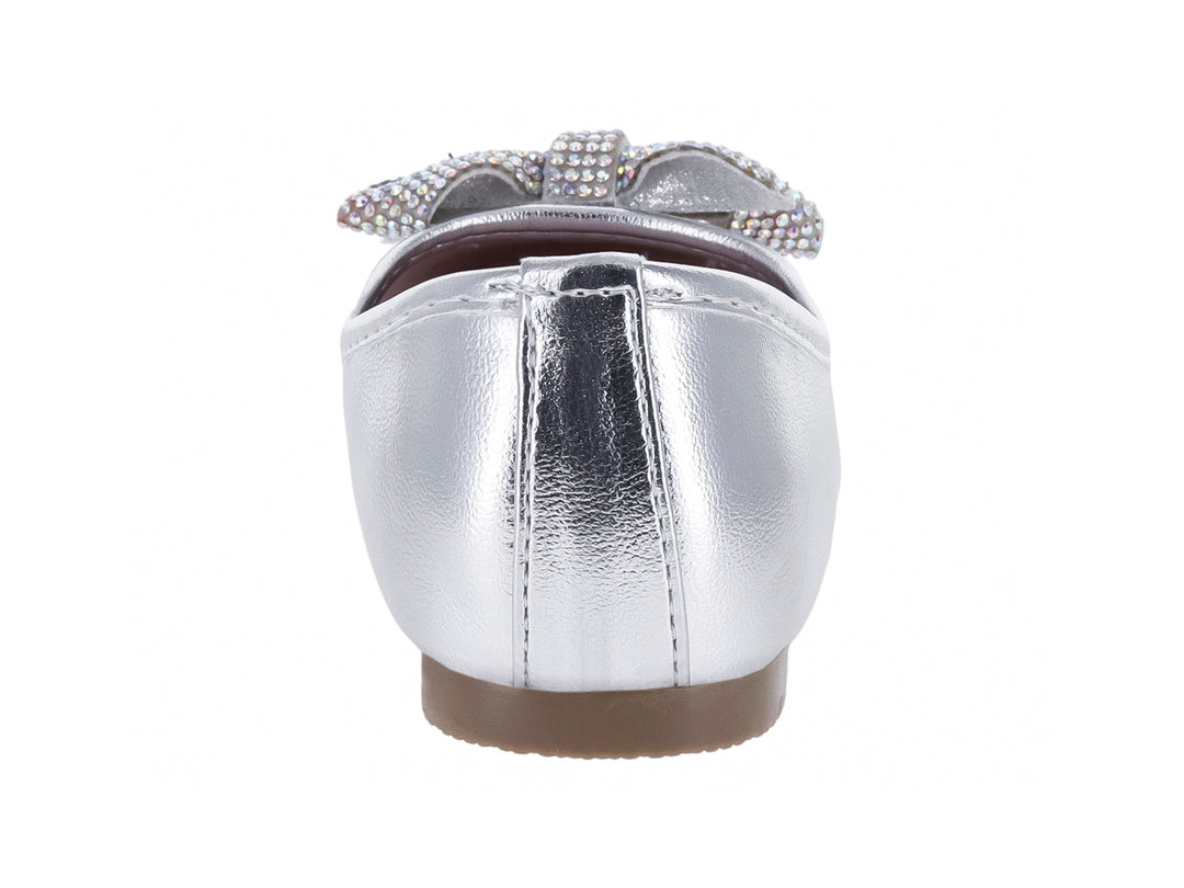 Zapato plano tipo balerina color plata metálico con moño decorativo brillante en la punta.