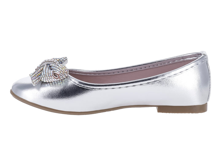 Zapato plano tipo balerina color plata metálico con moño decorativo brillante en la punta.