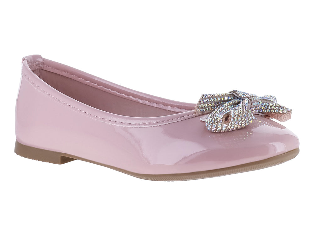 Zapato plano color rosa brillante con un moño decorativo con brillantes en la punta.