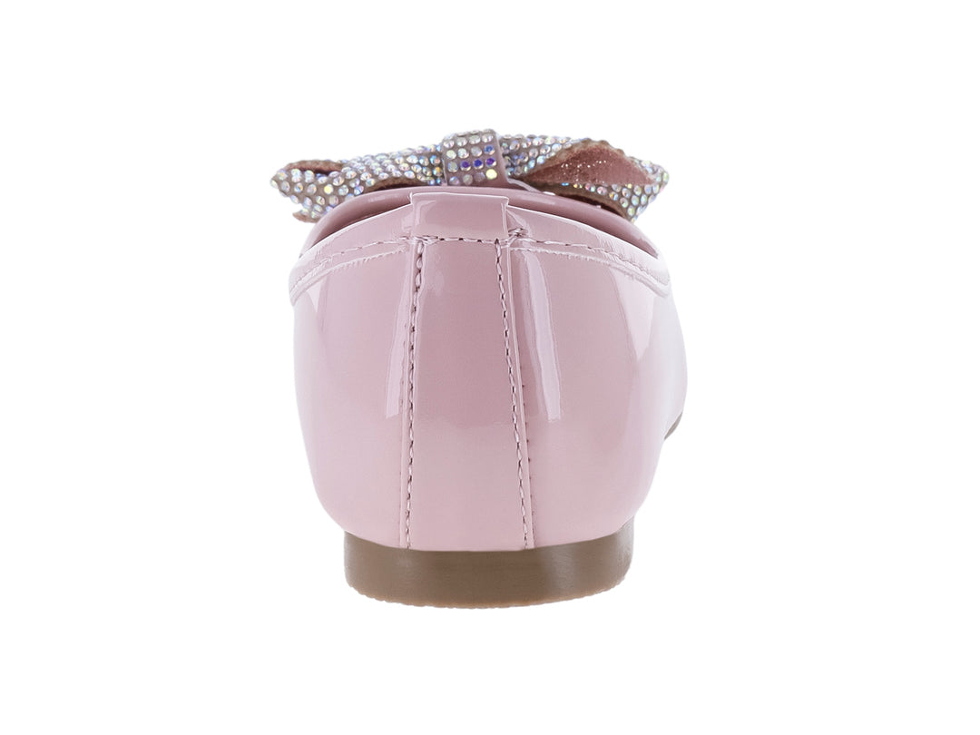 Zapato plano color rosa brillante con un moño decorativo con brillantes en la punta.