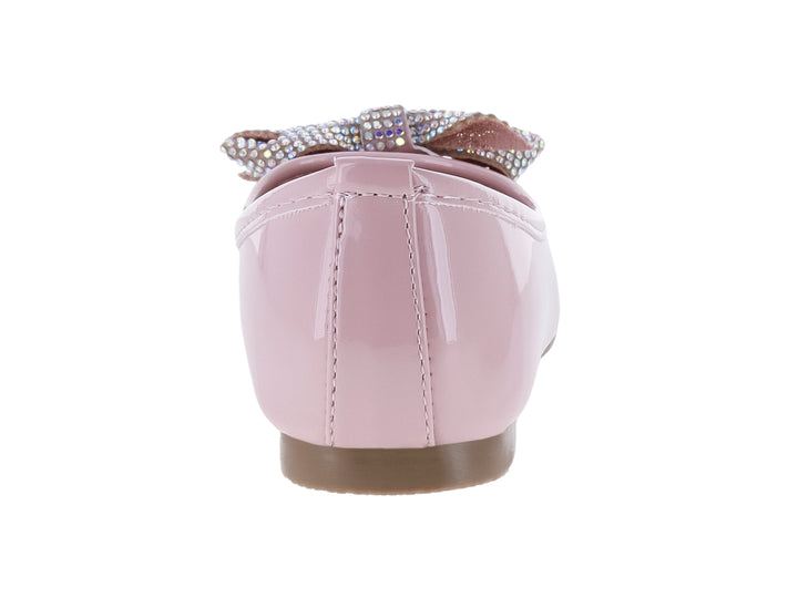 Zapato plano color rosa brillante con un moño decorativo con brillantes en la punta.