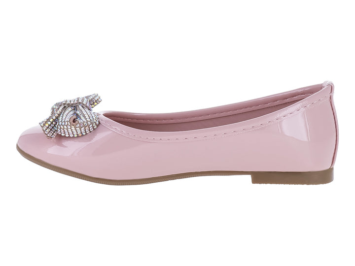 Zapato plano color rosa brillante con un moño decorativo con brillantes en la punta.