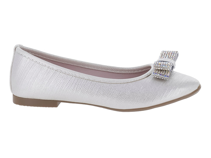 Zapato plano blanco con moño de cristales brillantes en la punta.