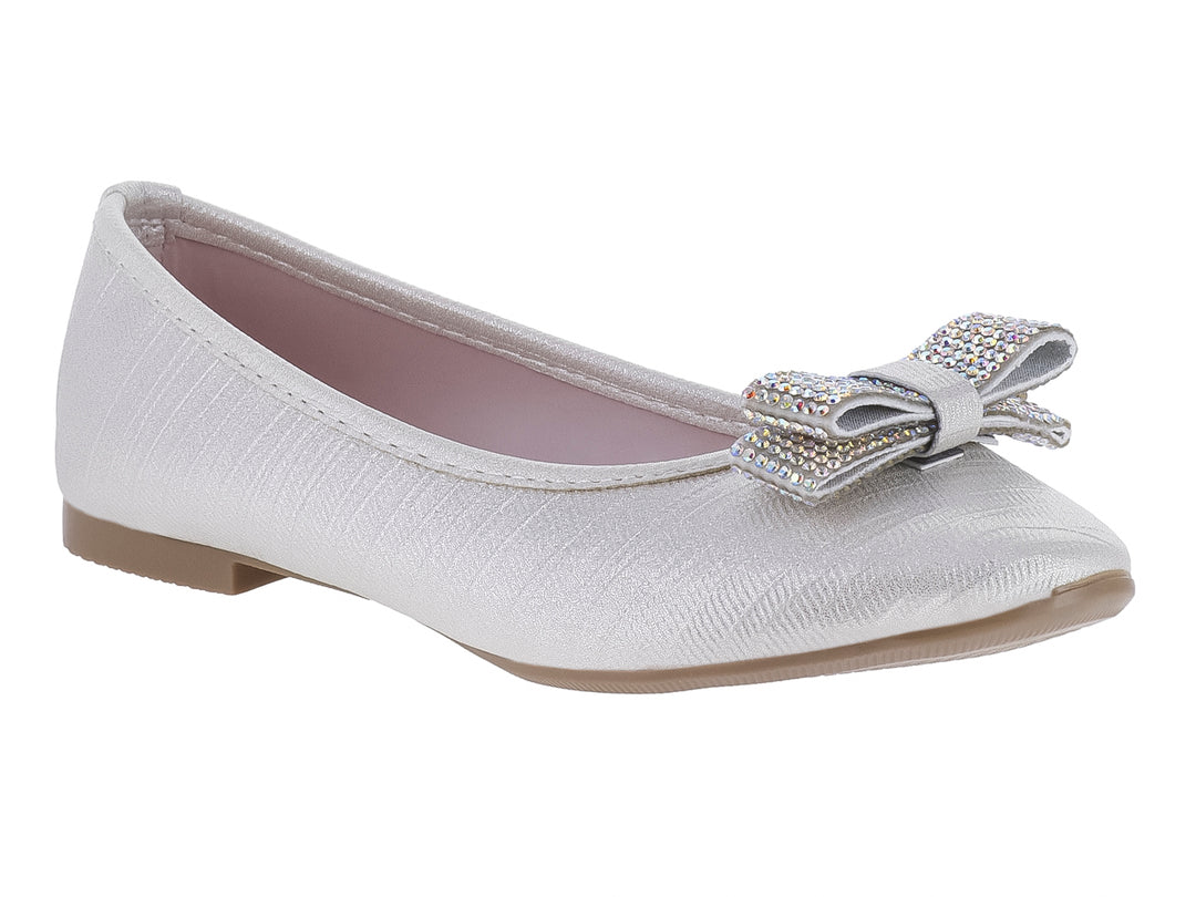 Zapato plano blanco con moño de cristales brillantes en la punta.
