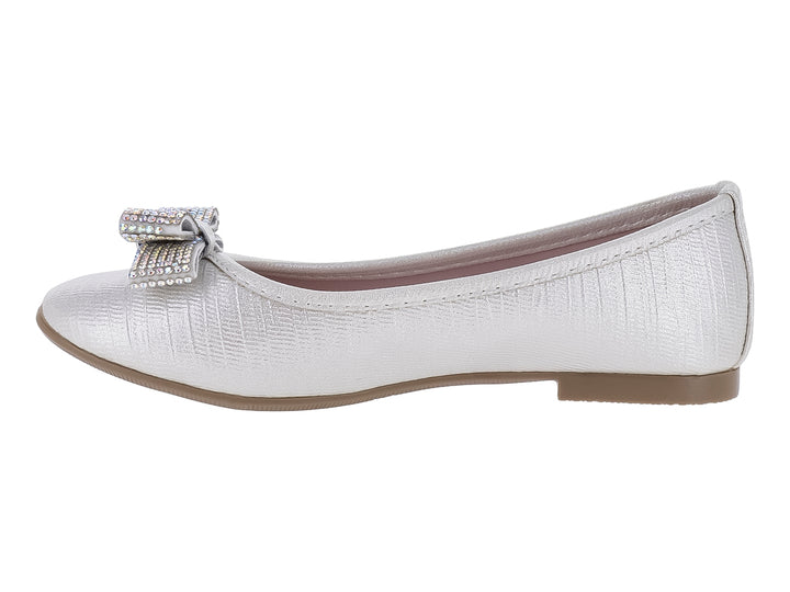 Zapato plano blanco con moño de cristales brillantes en la punta.