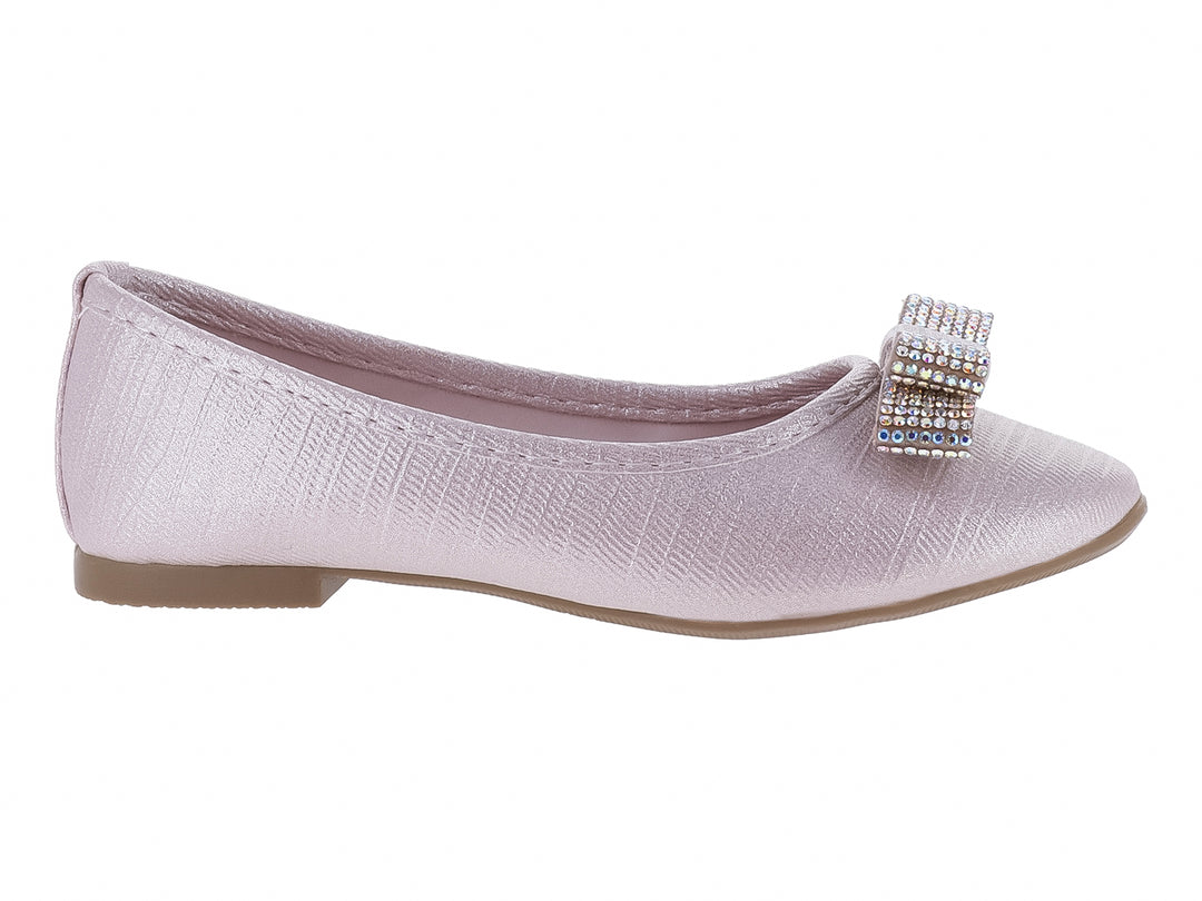 Zapato plano color rosa con textura y un broche decorativo brillante en la parte frontal.