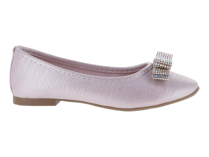 Zapato plano color rosa con textura y un broche decorativo brillante en la parte frontal.